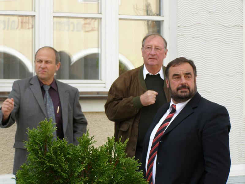 Bgm_Trio.JPG - Drei Bürgermeister auf einem Blick: Alfred Meier (links), der amtierende Amtschef in Lupburg, daneben sein Vorgänger Willi Keßler sowie Bürgermeister Josef Beimler aus Waldthurn.