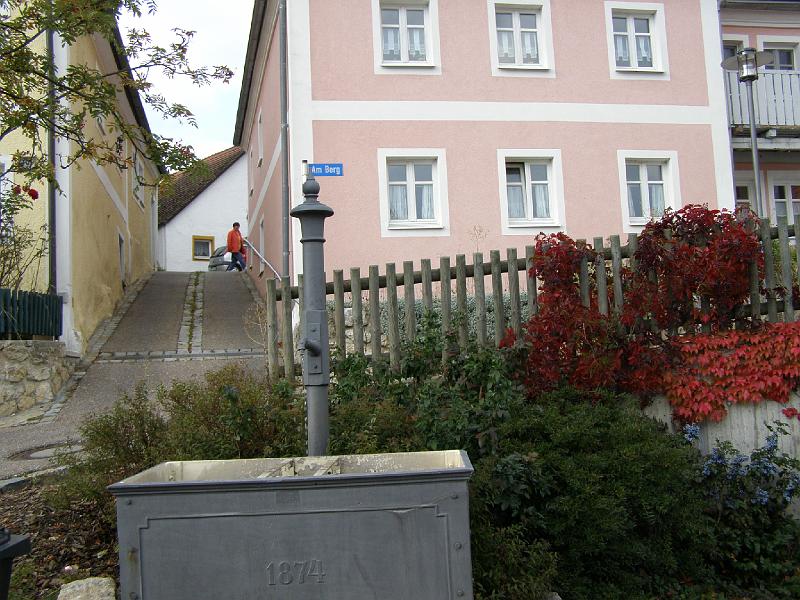 Brunnen_am_Berg.JPG - Ein alter Brunnen aus dem Jahre 1874 im Ortskern, Teil der früheren Wasserversorgung.