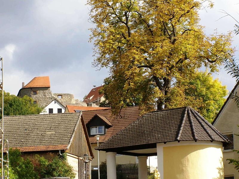 Burg_Ferne.JPG - Blick vom Rathaus zur imposanten Burganlage.