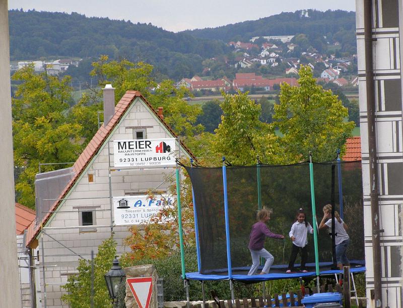 Trampolin.JPG - Spielende Kinder inmitten des Ortszentrums.