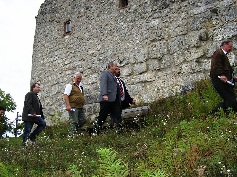 Weg_Burg.JPG - Lernreisende müssen viel marschieren (hier der Aufgang zur Burganlage).