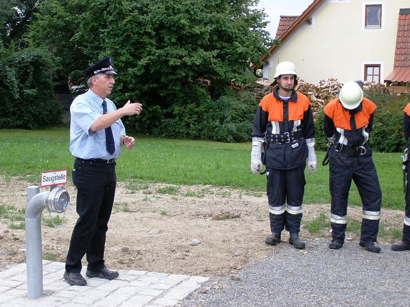 FFW_Vorstand.JPG - Vorstand Johann Weig von der FFW Lennesrieth freut sich über die Aktion.