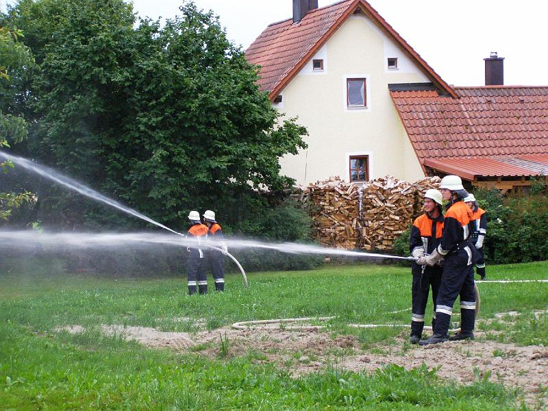 FFW_Wassermarsch.JPG - "Wasser marsch!" - Die Jungfeuerwehr Lennesrieth demonstriert die Funktionsfähigkeit der Löschwassertankanlage.