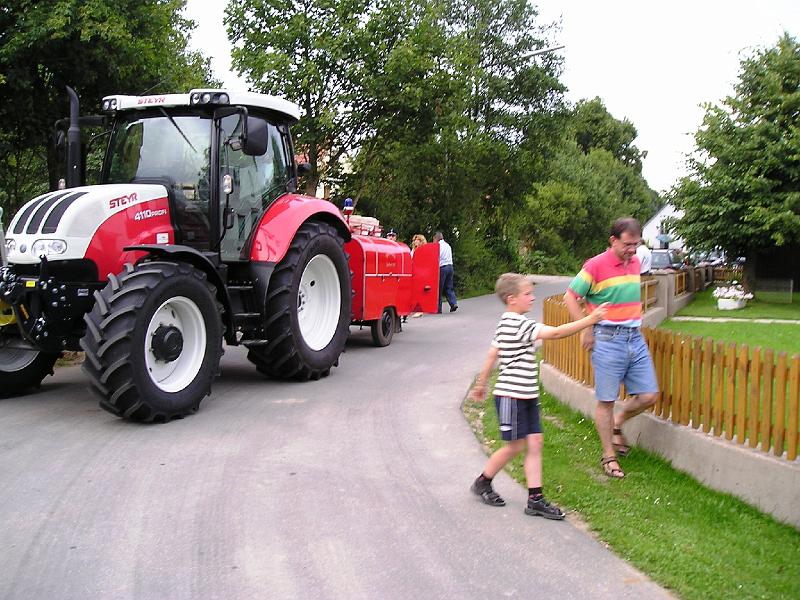 FFW_Zug_Spielberg.JPG - Eindrucksvolle Zugmaschine bringt die neue Pumpe der Spielberger Feuerwehr nach Woppenrieth.