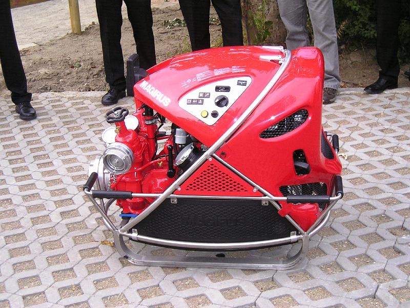 Pumpe_Spielberg.JPG - Die neue Pumpe der Spielberger Feuerwehr wurde formal von den Führungskräften abgenommen.