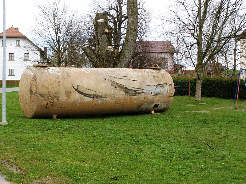 Tank_Otten_frei.JPG - Angeliefert im Frühjahr, jetzt ist er im Ottenriether Erdteich verschwunden: der Löschwassertank mit 40 cbm Fassungsvermögen.