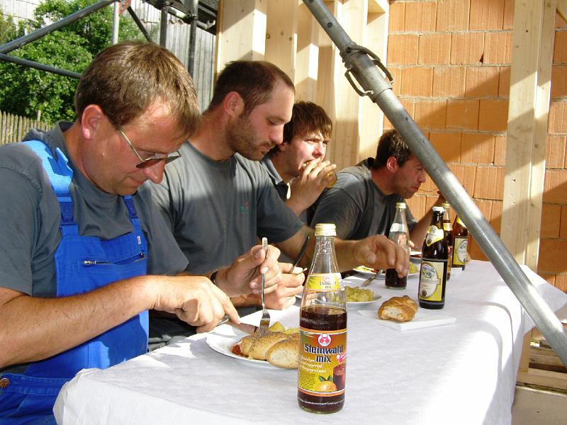 C_Handwerker.JPG - Haben sich die Brotzeit redlich verdient: das Handwerker-Team von der Firma Riedl.