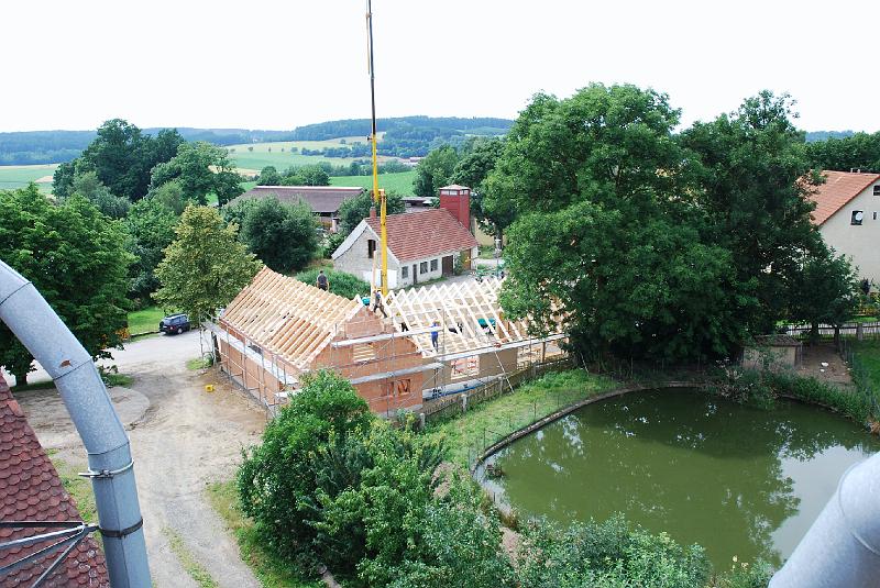 C_Siloblick.JPG - Eine Stunde vor dem Hebfest: Der Dachstuhl ist am Feuerwehrhaus (links) und am Dorfstodl montiert.