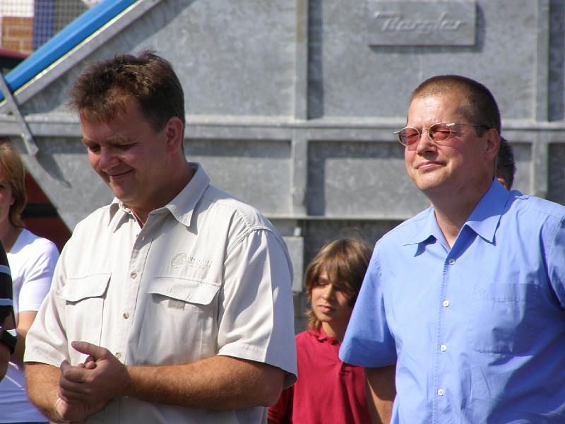 Einw_Spielb_05.JPG - Günther König (links) vom Planungsbüro König lobt die gute Zusammenarbeit. (rechts der Vertreter des Wasserwirtschaftsamtes Dieter Bauer).