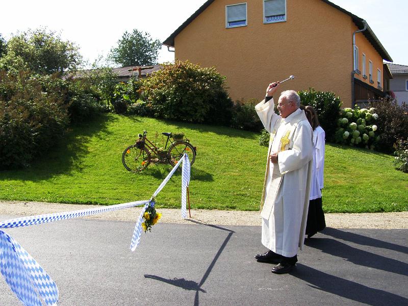 Einw_Spielb_08.JPG - Pfarrer Janusz Kropiewnicki segnet die sanierte Straße.